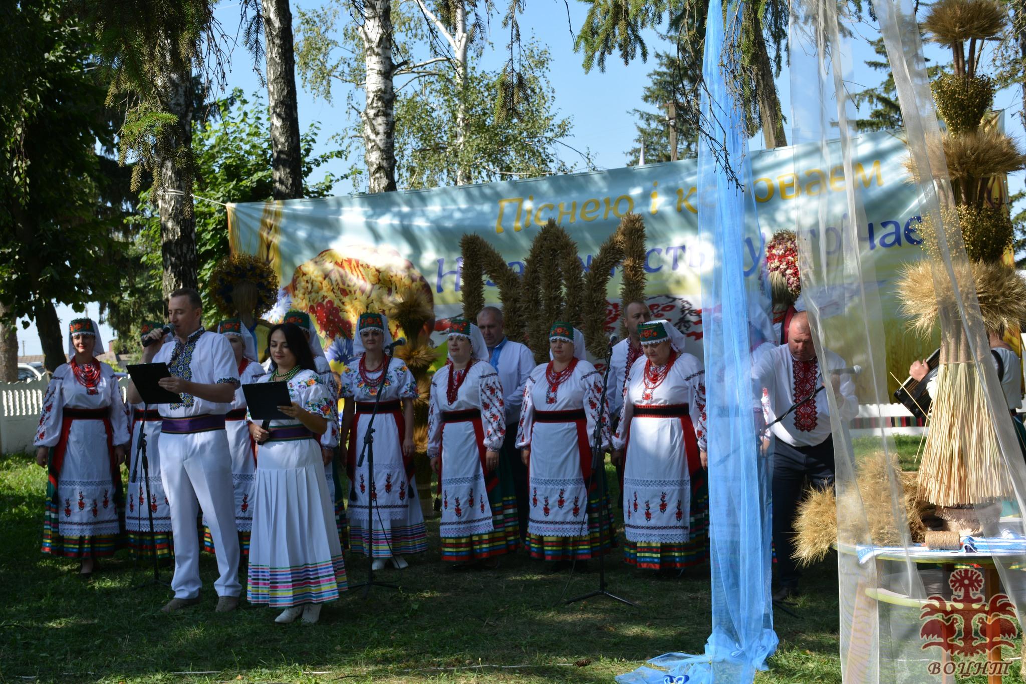 В селі Мирне Калинівської міської територіальної громади відбулося народне свято по збереженню та популяризації елемента нематеріальної культурної спадщини «Дідух. Технологія виплітання»
