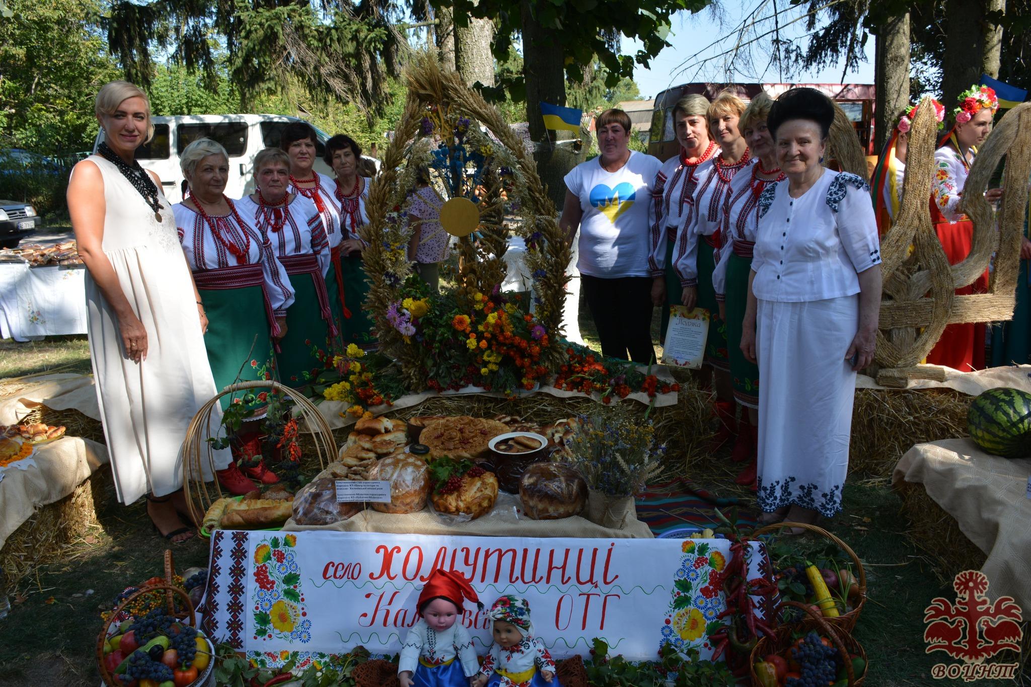 В селі Мирне Калинівської міської територіальної громади відбулося народне свято по збереженню та популяризації елемента нематеріальної культурної спадщини «Дідух. Технологія виплітання»