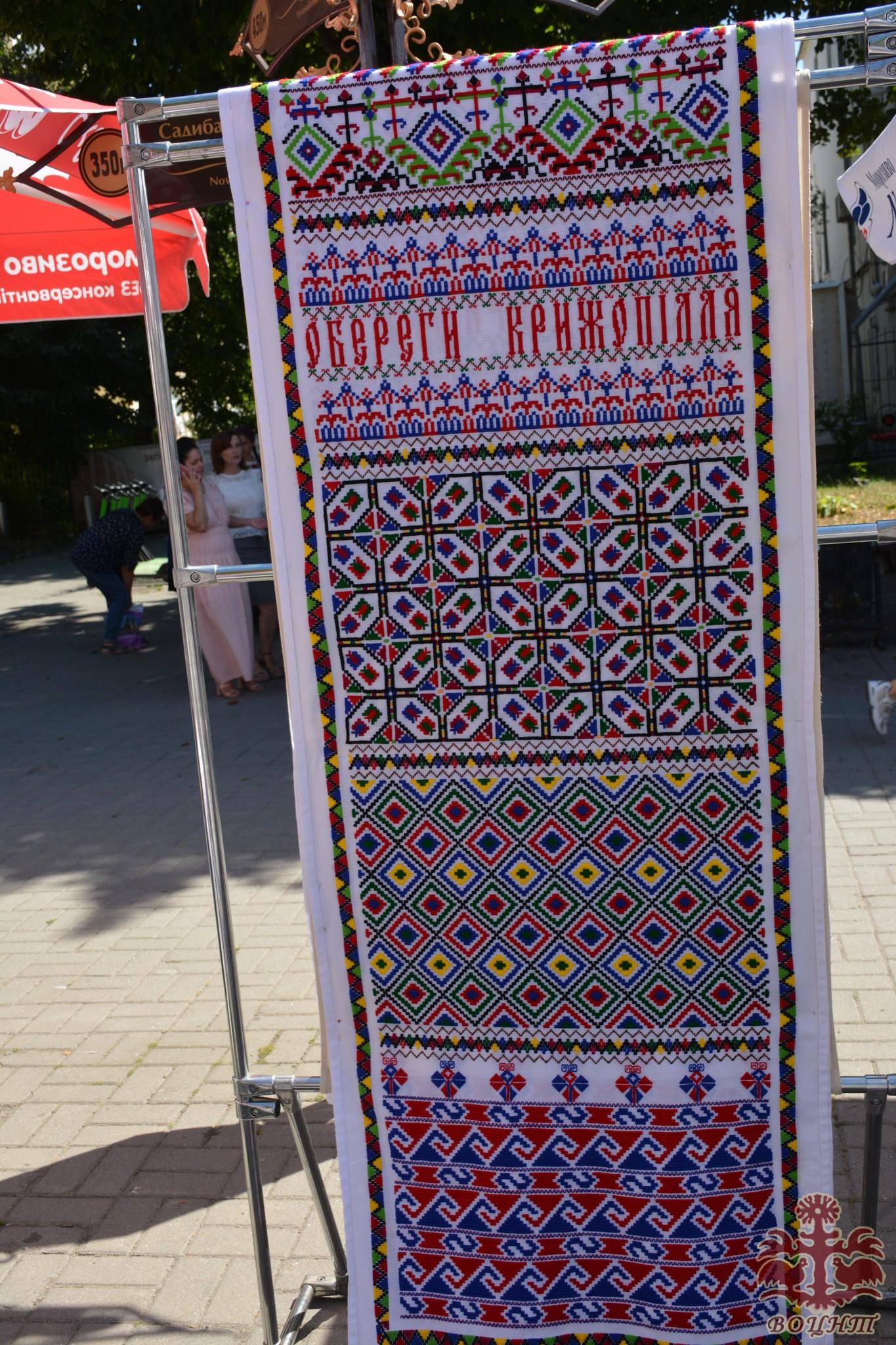 Мистецько-патріотичний проєкт створення Міжнародного вишитого рушника єднання «Цвіт вишиванки». Передача рушника єднання від представників Хмельниччини до Вінницької області.