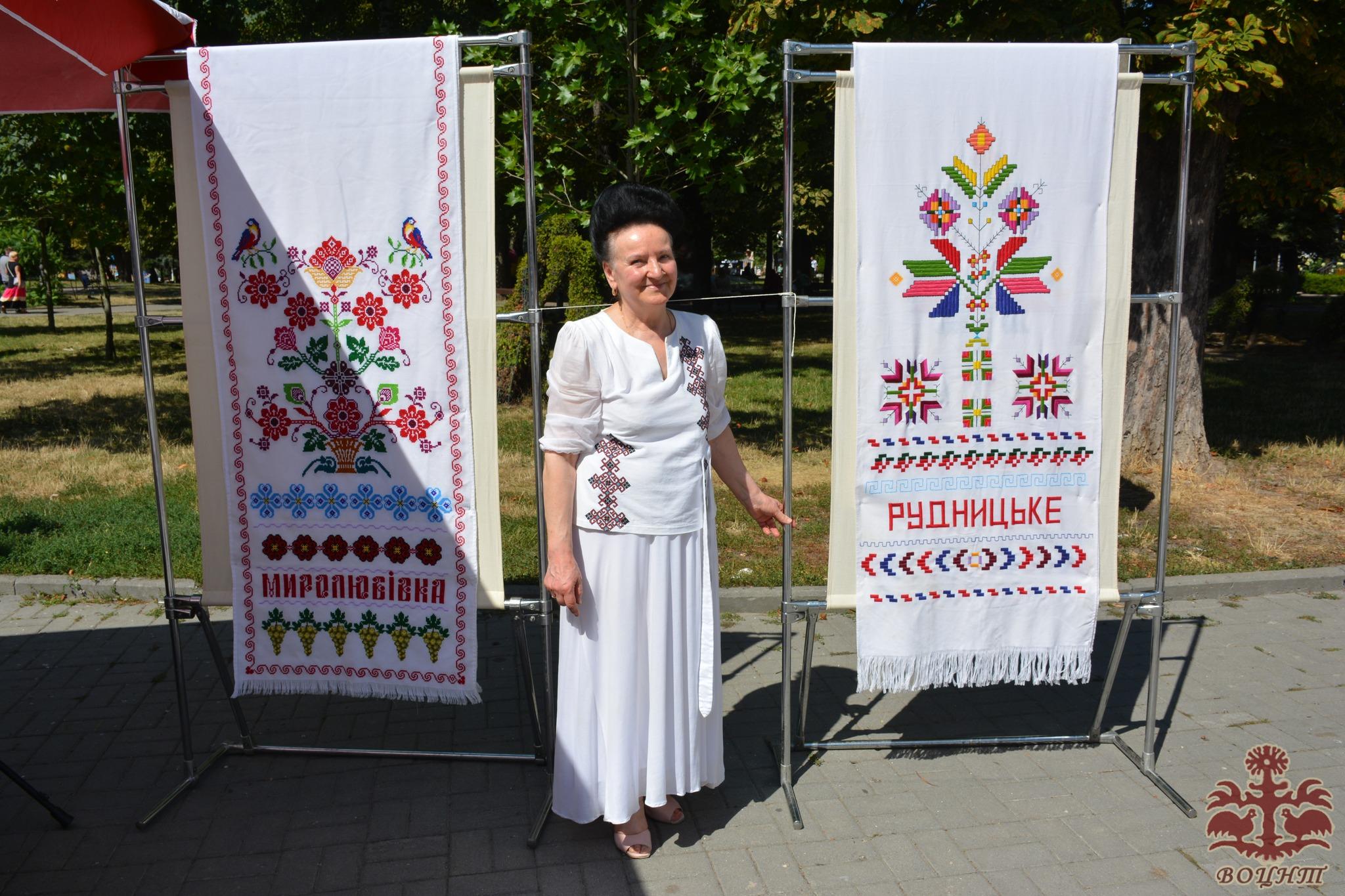 Мистецько-патріотичний проєкт створення Міжнародного вишитого рушника єднання «Цвіт вишиванки». Передача рушника єднання від представників Хмельниччини до Вінницької області.