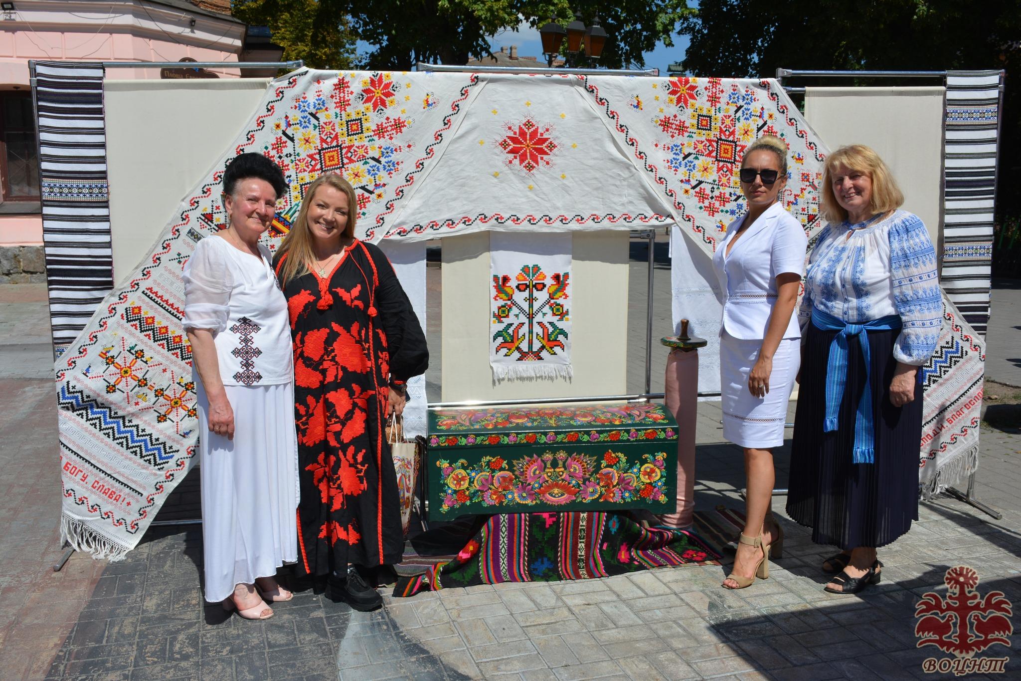 Мистецько-патріотичний проєкт створення Міжнародного вишитого рушника єднання «Цвіт вишиванки». Передача рушника єднання від представників Хмельниччини до Вінницької області.