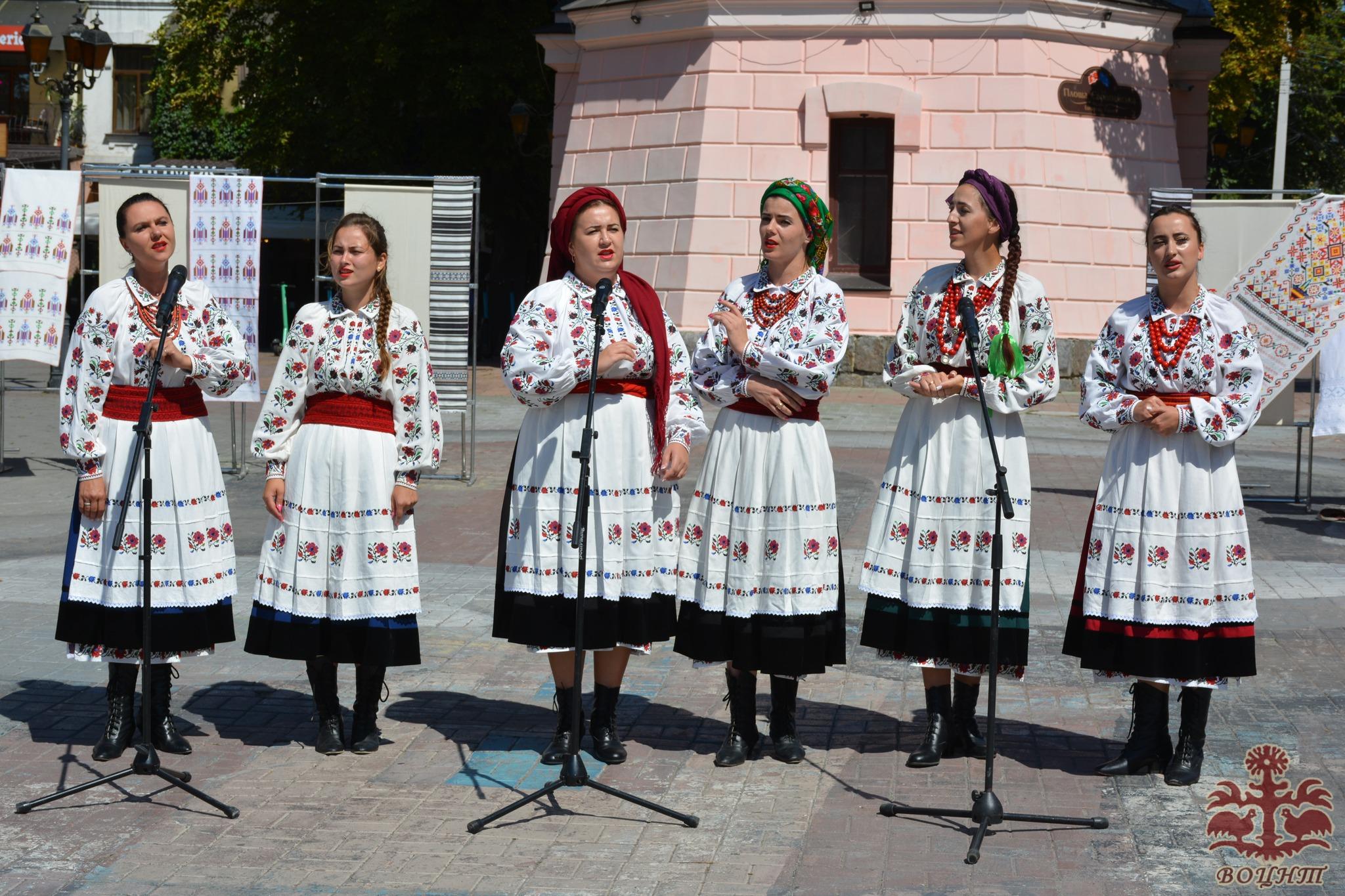 Мистецько-патріотичний проєкт створення Міжнародного вишитого рушника єднання «Цвіт вишиванки». Передача рушника єднання від представників Хмельниччини до Вінницької області.