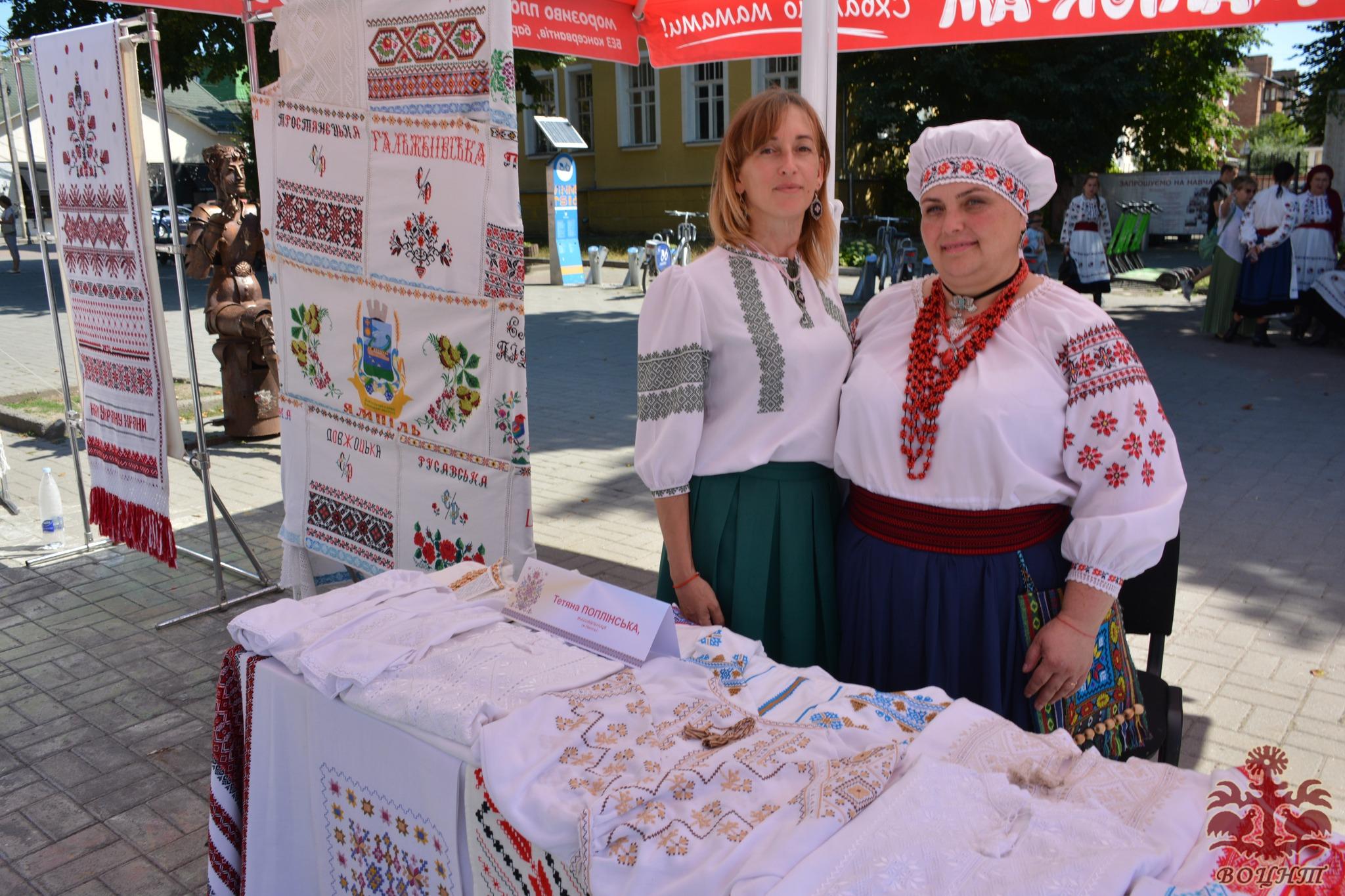 Мистецько-патріотичний проєкт створення Міжнародного вишитого рушника єднання «Цвіт вишиванки». Передача рушника єднання від представників Хмельниччини до Вінницької області.