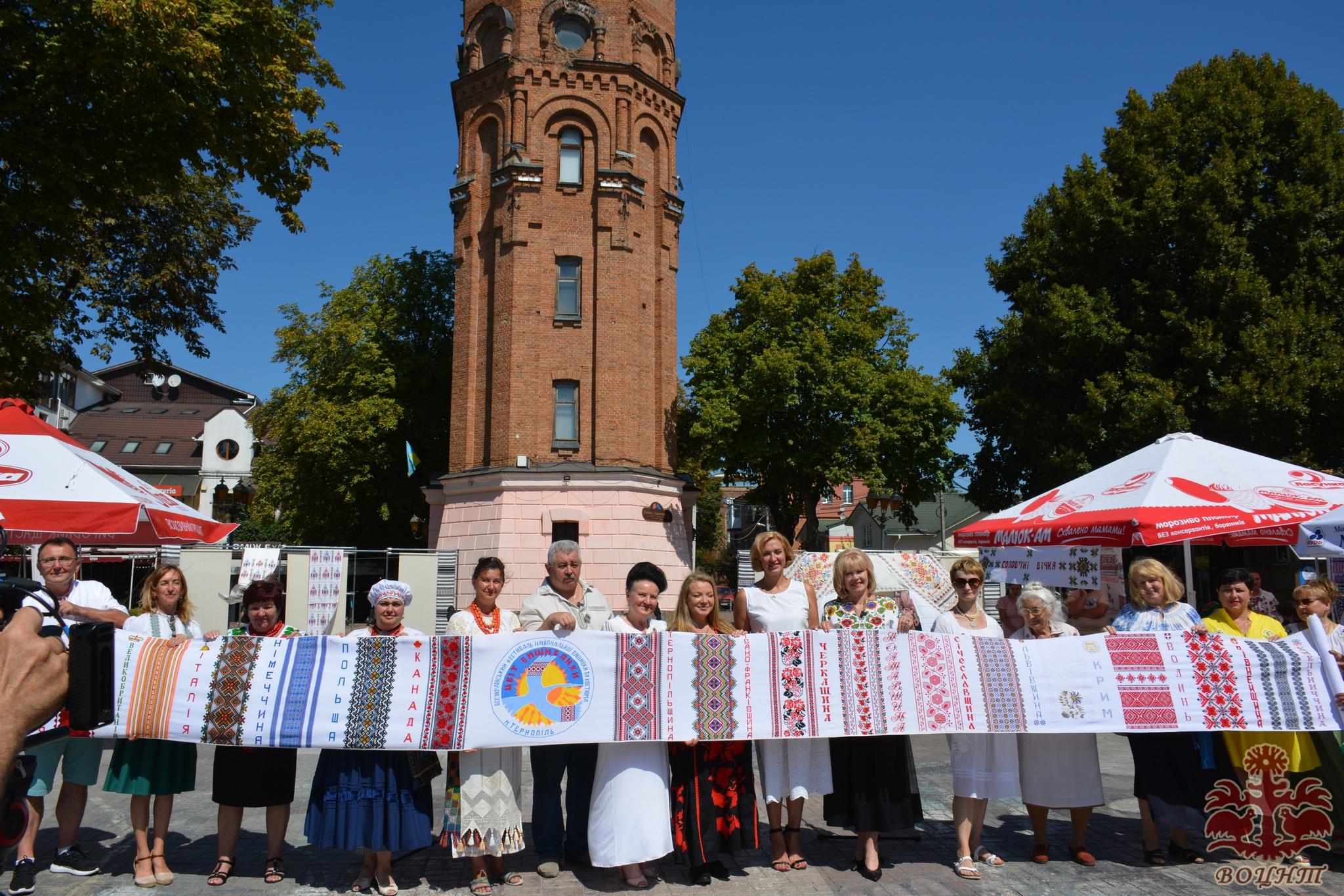 Мистецько-патріотичний проєкт створення Міжнародного вишитого рушника єднання «Цвіт вишиванки». Передача рушника єднання від представників Хмельниччини до Вінницької області.