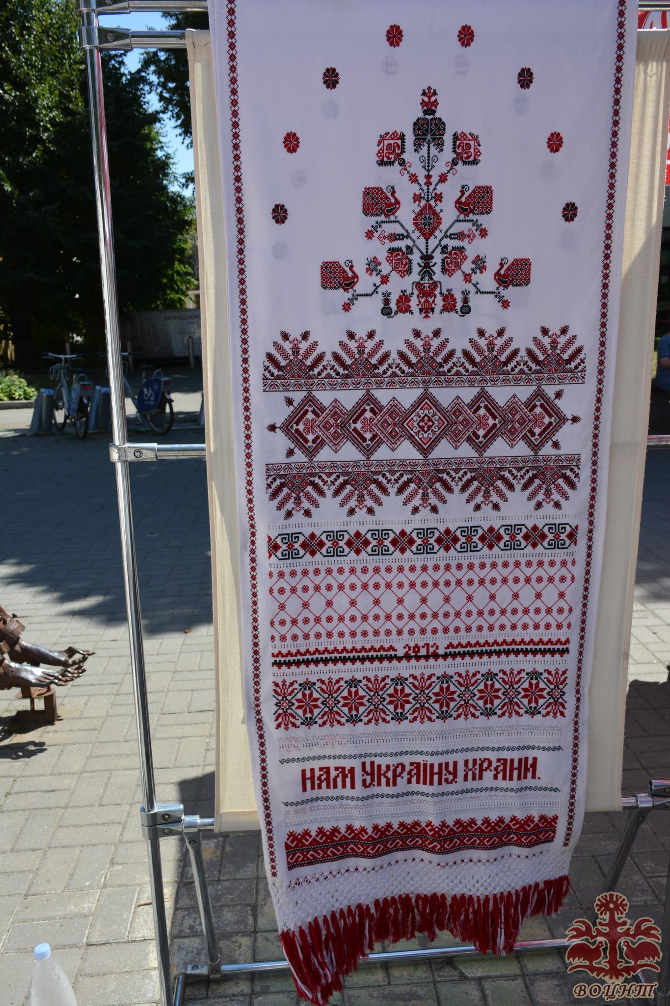 Мистецько-патріотичний проєкт створення Міжнародного вишитого рушника єднання «Цвіт вишиванки». Передача рушника єднання від представників Хмельниччини до Вінницької області.