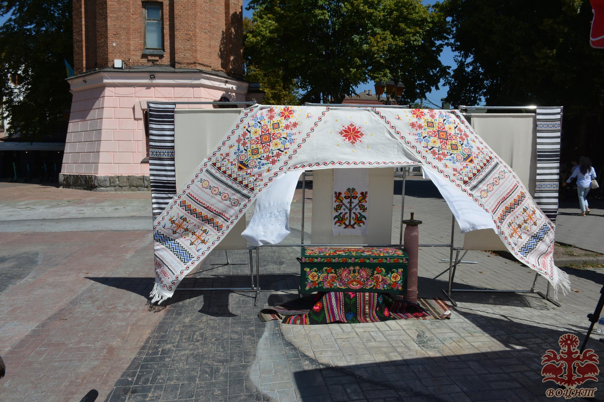 Мистецько-патріотичний проєкт створення Міжнародного вишитого рушника єднання «Цвіт вишиванки». Передача рушника єднання від представників Хмельниччини до Вінницької області.