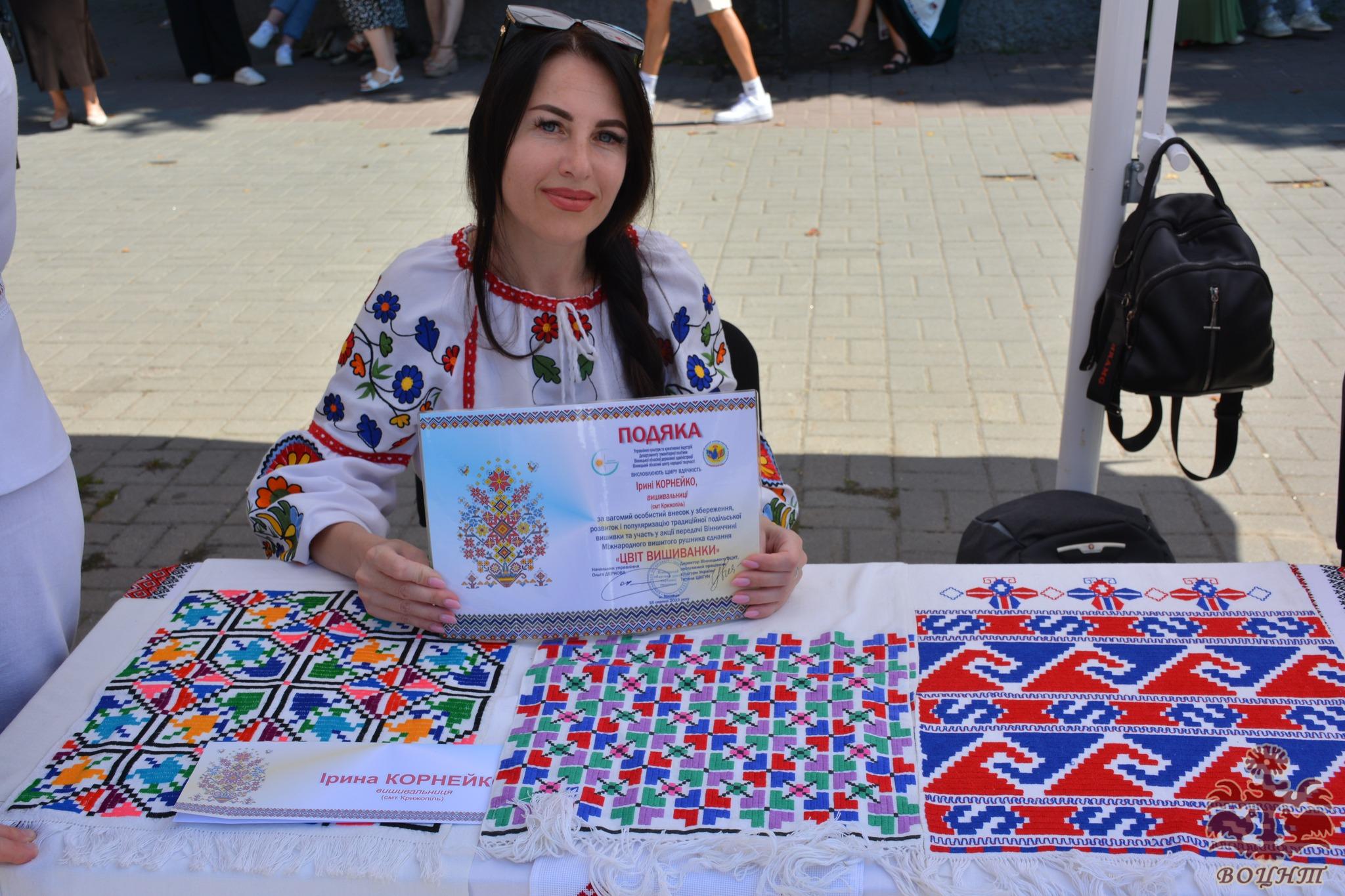 Мистецько-патріотичний проєкт створення Міжнародного вишитого рушника єднання «Цвіт вишиванки». Передача рушника єднання від представників Хмельниччини до Вінницької області.