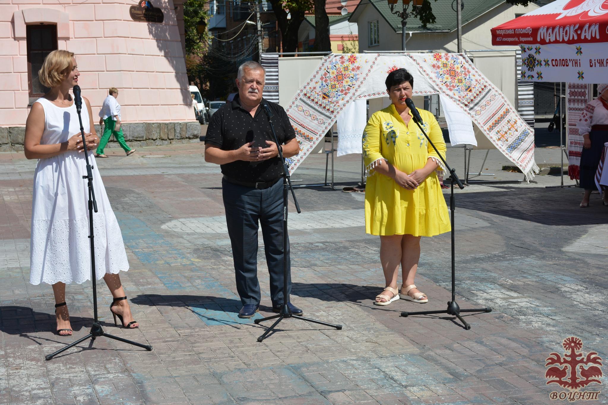 Мистецько-патріотичний проєкт створення Міжнародного вишитого рушника єднання «Цвіт вишиванки». Передача рушника єднання від представників Хмельниччини до Вінницької області.