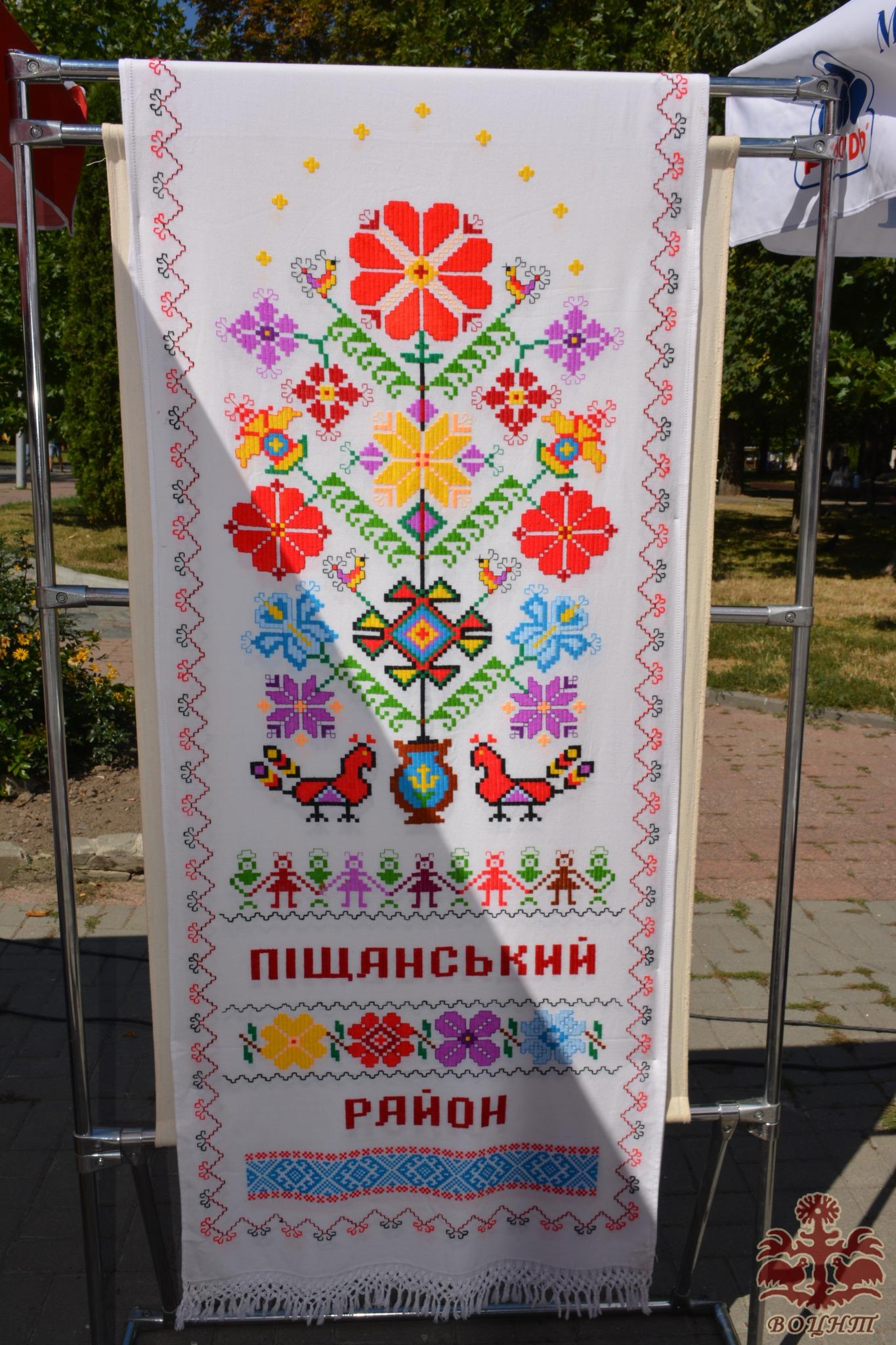 Мистецько-патріотичний проєкт створення Міжнародного вишитого рушника єднання «Цвіт вишиванки». Передача рушника єднання від представників Хмельниччини до Вінницької області.