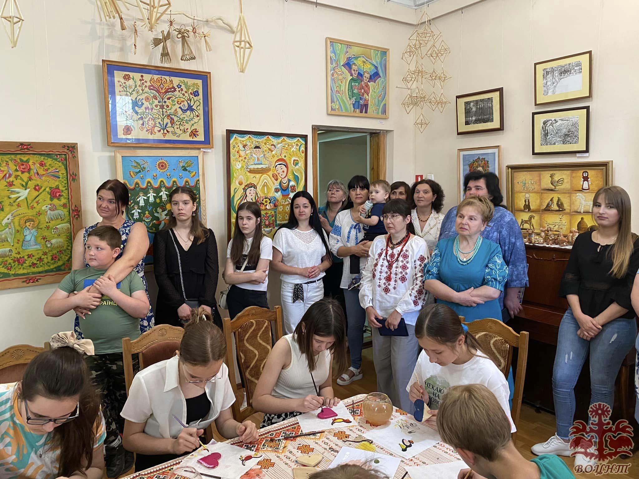 Обласна виставка народного мистецтва «Дитинство прагне творчості» , присвячена Міжнародному Дню захисту дітей