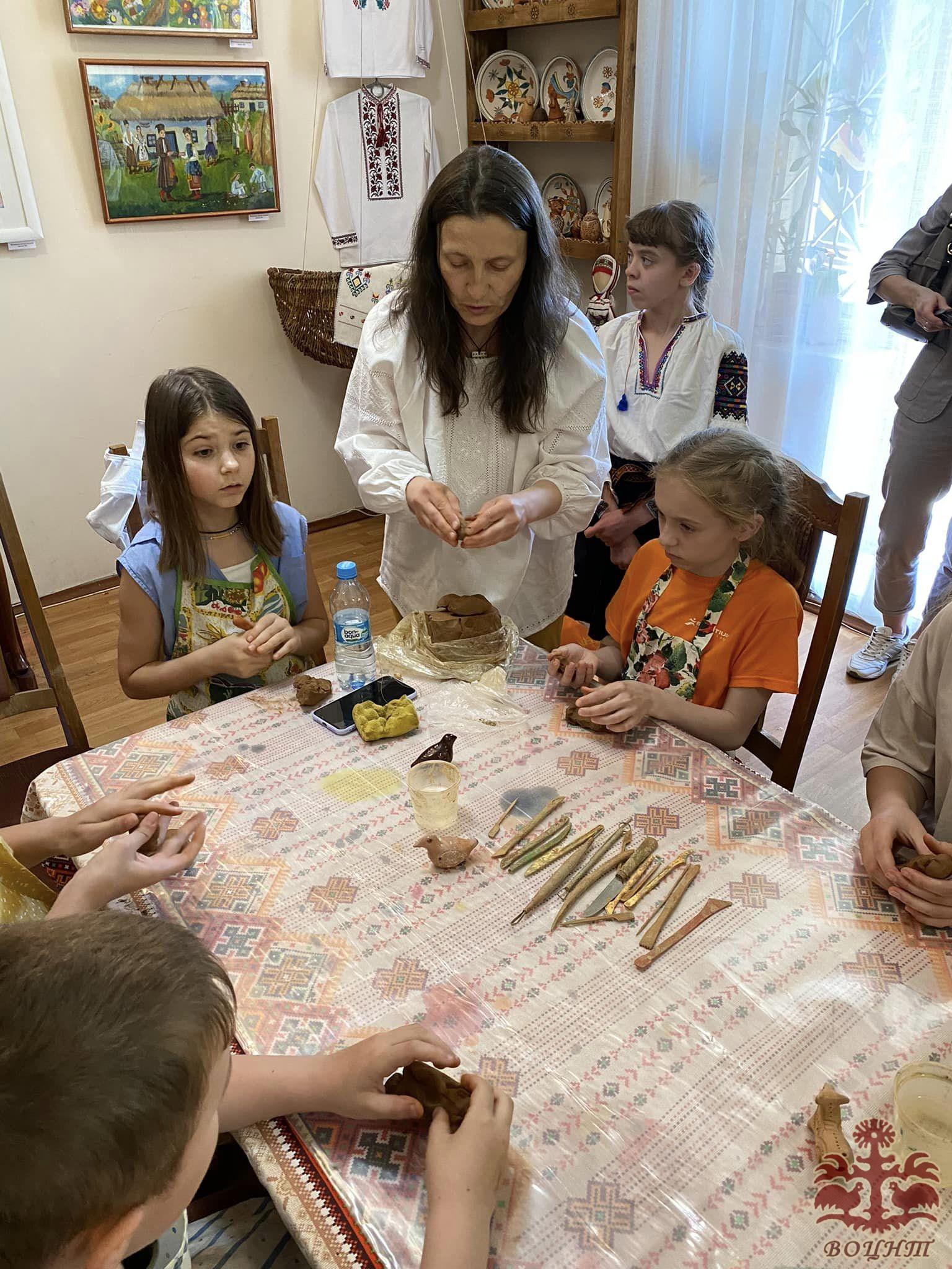Обласна виставка народного мистецтва «Дитинство прагне творчості» , присвячена Міжнародному Дню захисту дітей