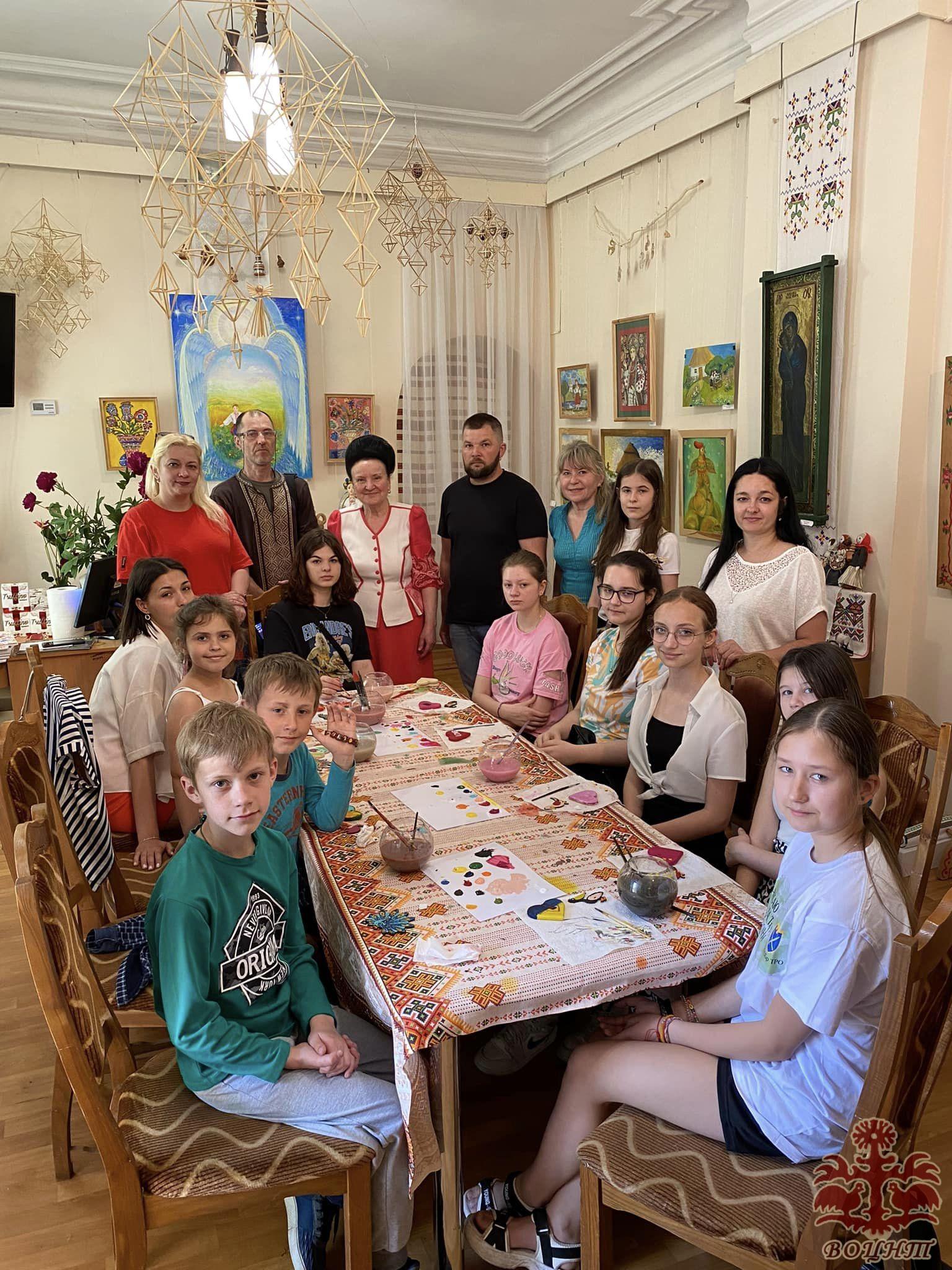Обласна виставка народного мистецтва «Дитинство прагне творчості» , присвячена Міжнародному Дню захисту дітей
