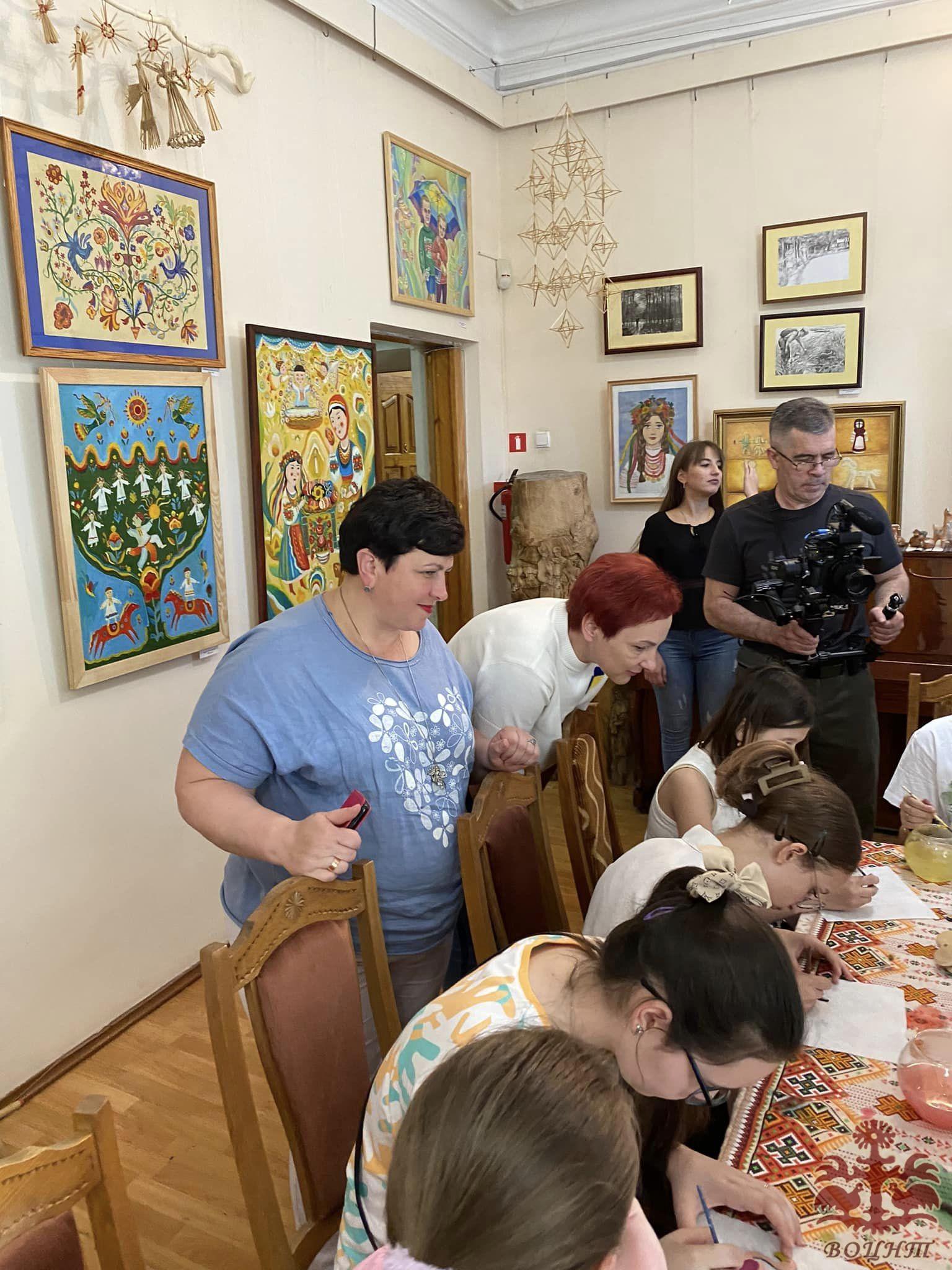 Обласна виставка народного мистецтва «Дитинство прагне творчості» , присвячена Міжнародному Дню захисту дітей