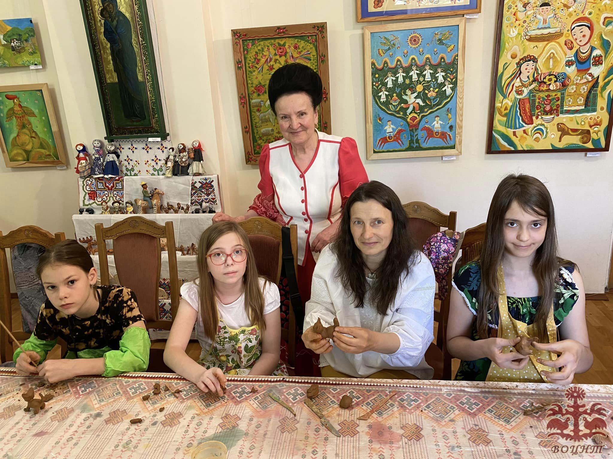 Обласна виставка народного мистецтва «Дитинство прагне творчості» , присвячена Міжнародному Дню захисту дітей