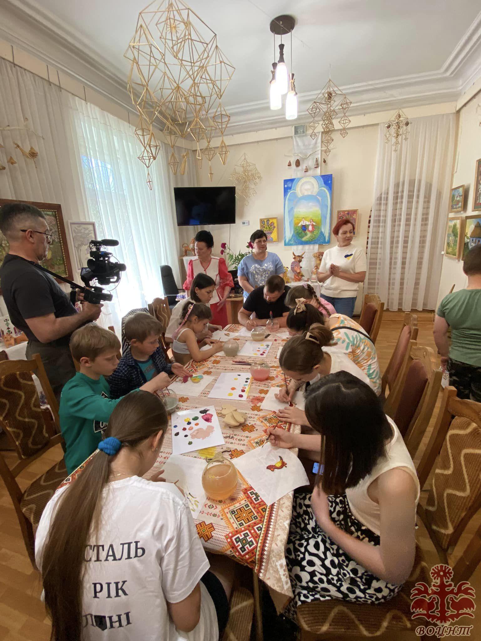 Обласна виставка народного мистецтва «Дитинство прагне творчості» , присвячена Міжнародному Дню захисту дітей