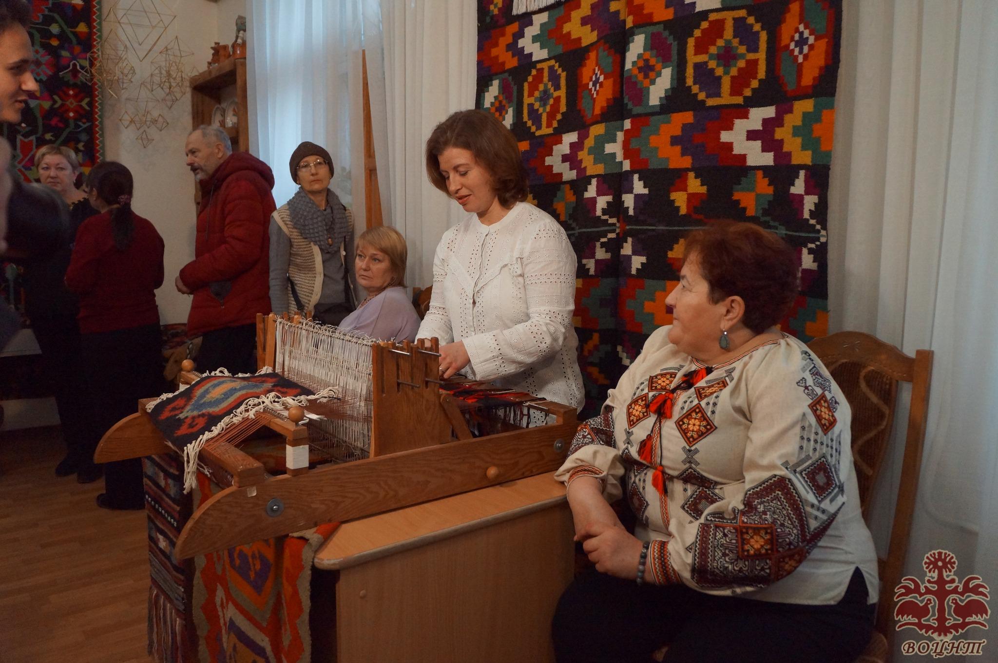 Виставка ткацтва та килимарства «У тканих оберегах – традиції Буші»